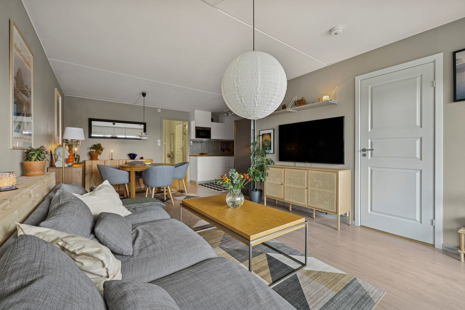 Stuen fungerer som et naturlig samlingspunkt for både hverdag og ved selskapelighet. Galleribilde