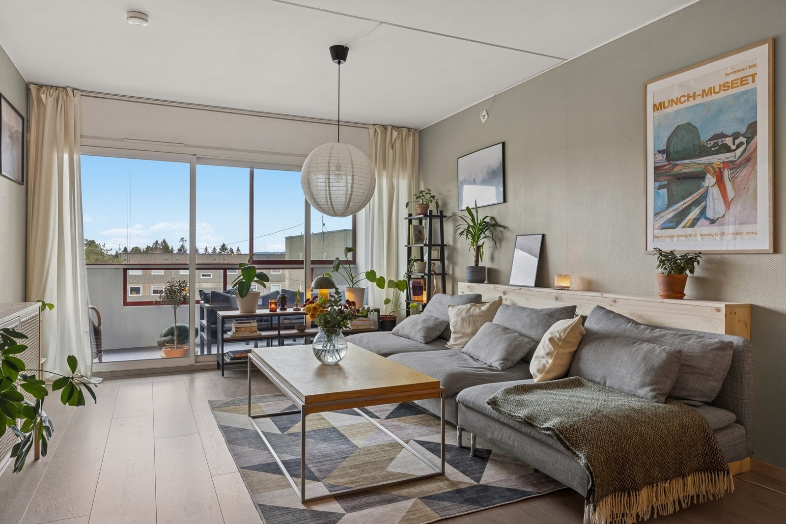 Delikat og romslig stue med svært gode møbleringsmuligheter. Galleribilde