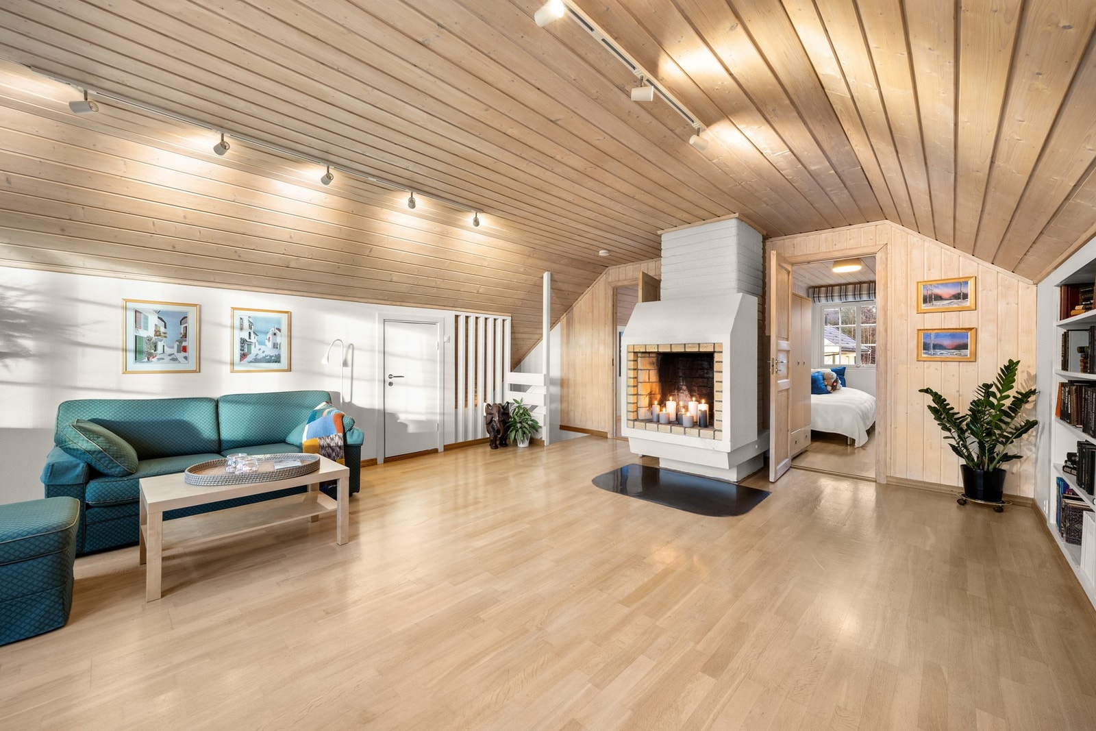 Loftsstue med en stemningsfull peis som kan gi både varme og hygge på kjølige kvelder. Galleribilde