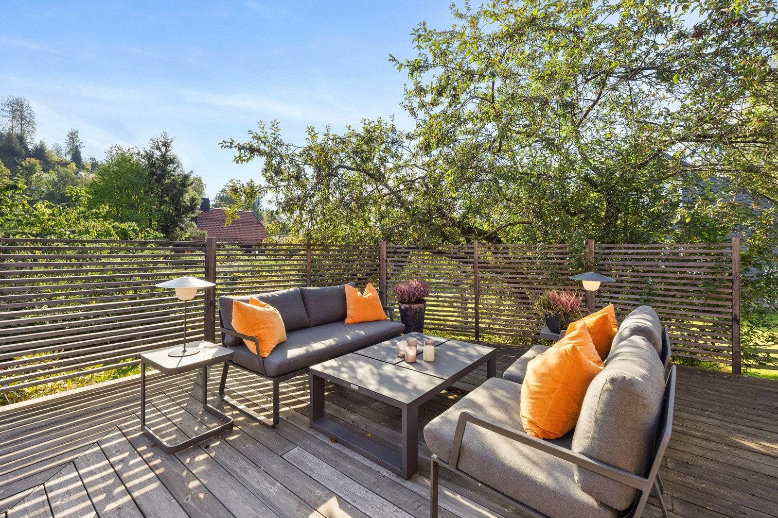 Solrik terrasse som innbyr til lange sommerdager. Galleribilde