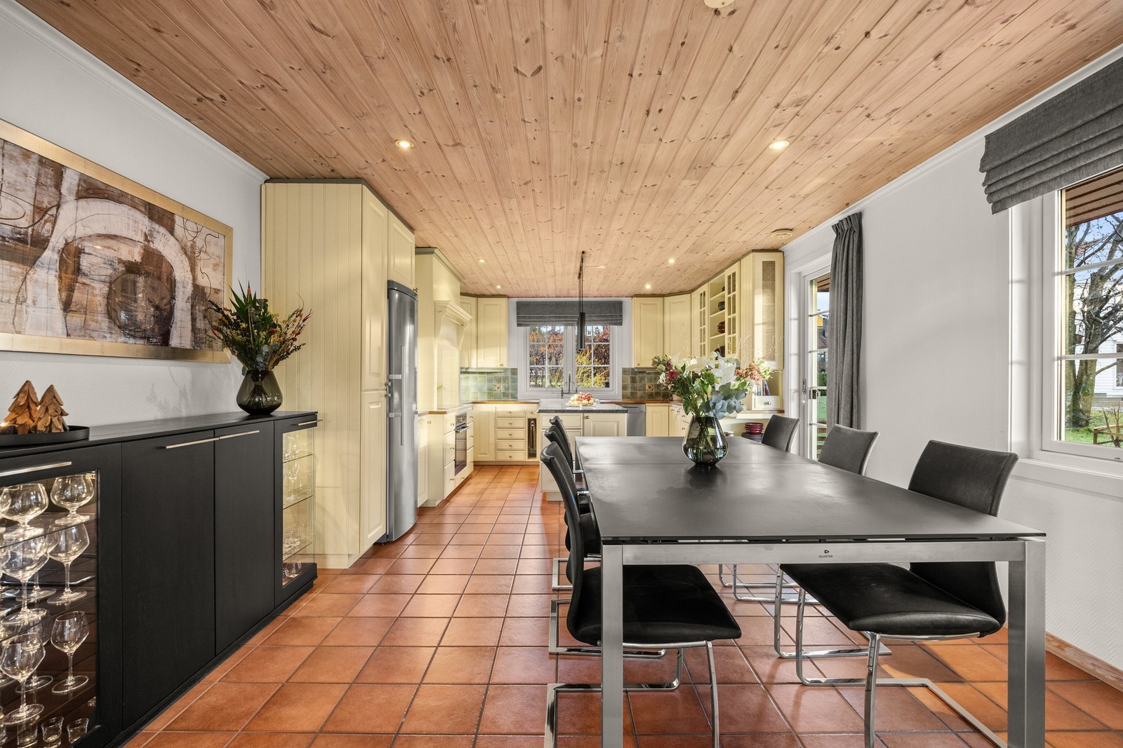 I tilknyttning til stuen og kjøkkenet har du god plass til å innrede med langbord eller annen ønsket spisegruppe med plass til venner og familie! Galleribilde