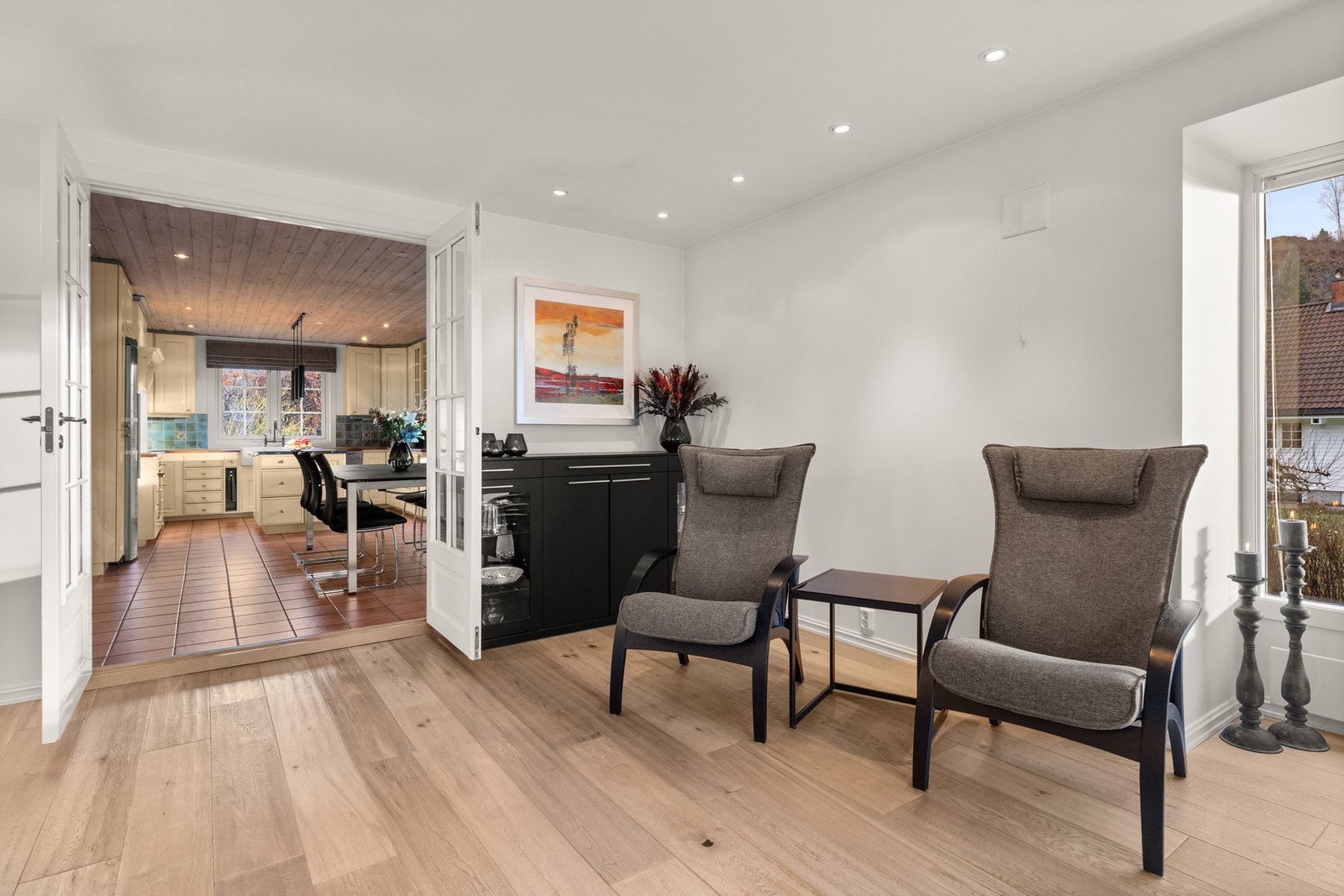 Fra stuen er det videre tilgang til boligens spisestuedel og kjøkken. Galleribilde