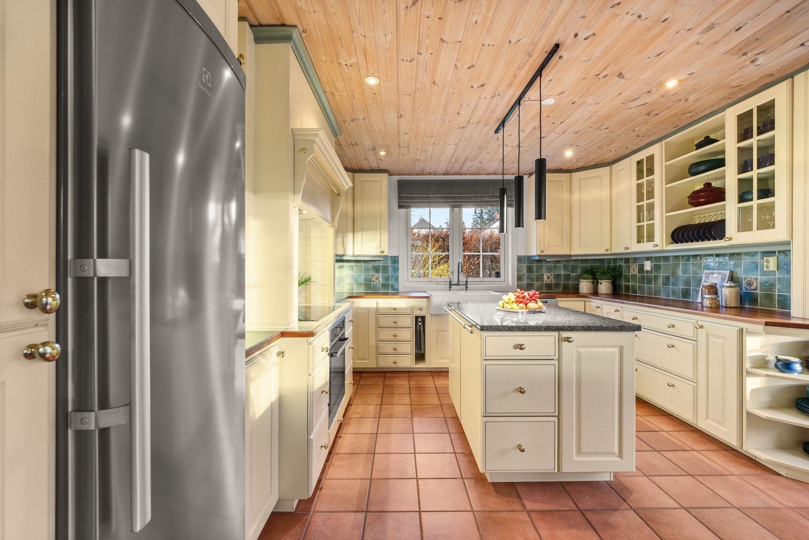 Kjøkkenet er av god størrelse med kjøkkenøy. Galleribilde