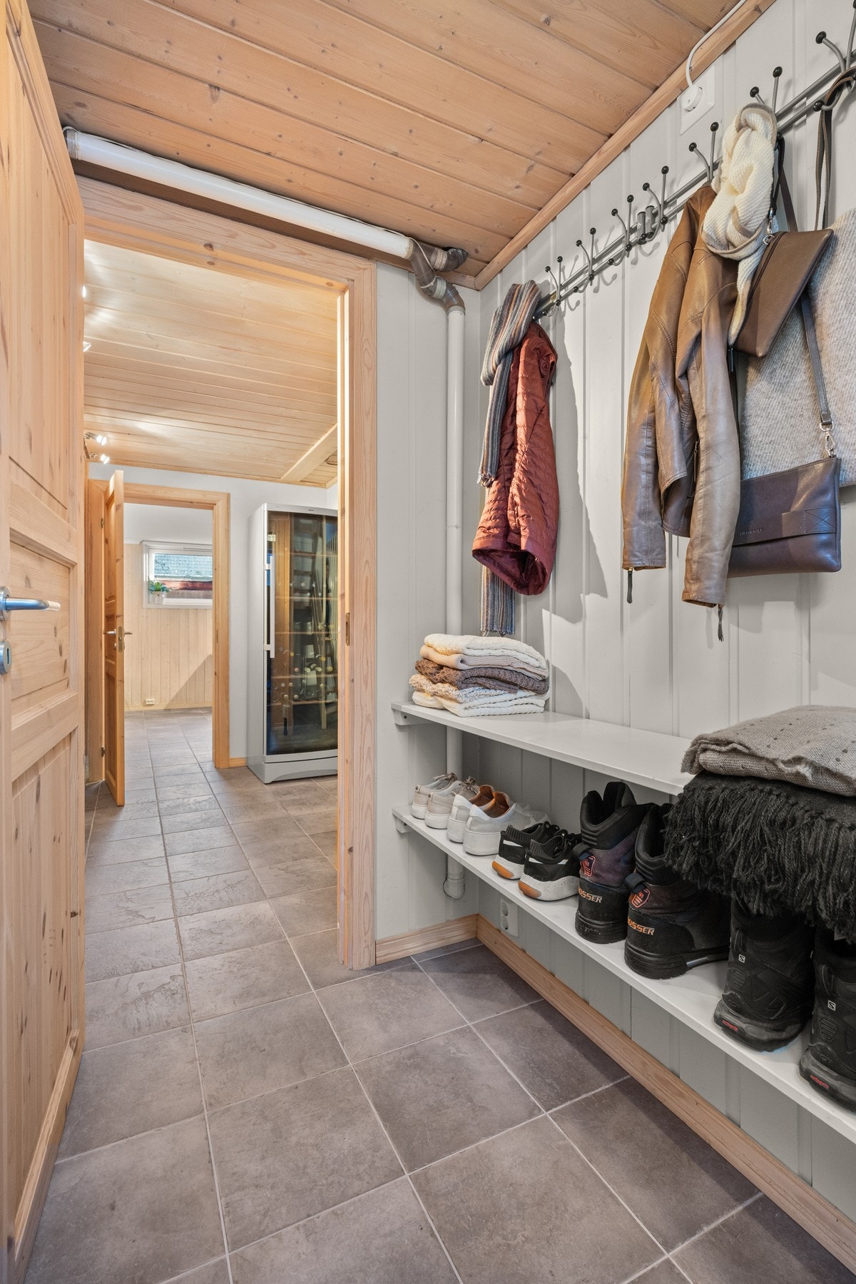 Entré i kjeller med egen, separat inngang. Galleribilde