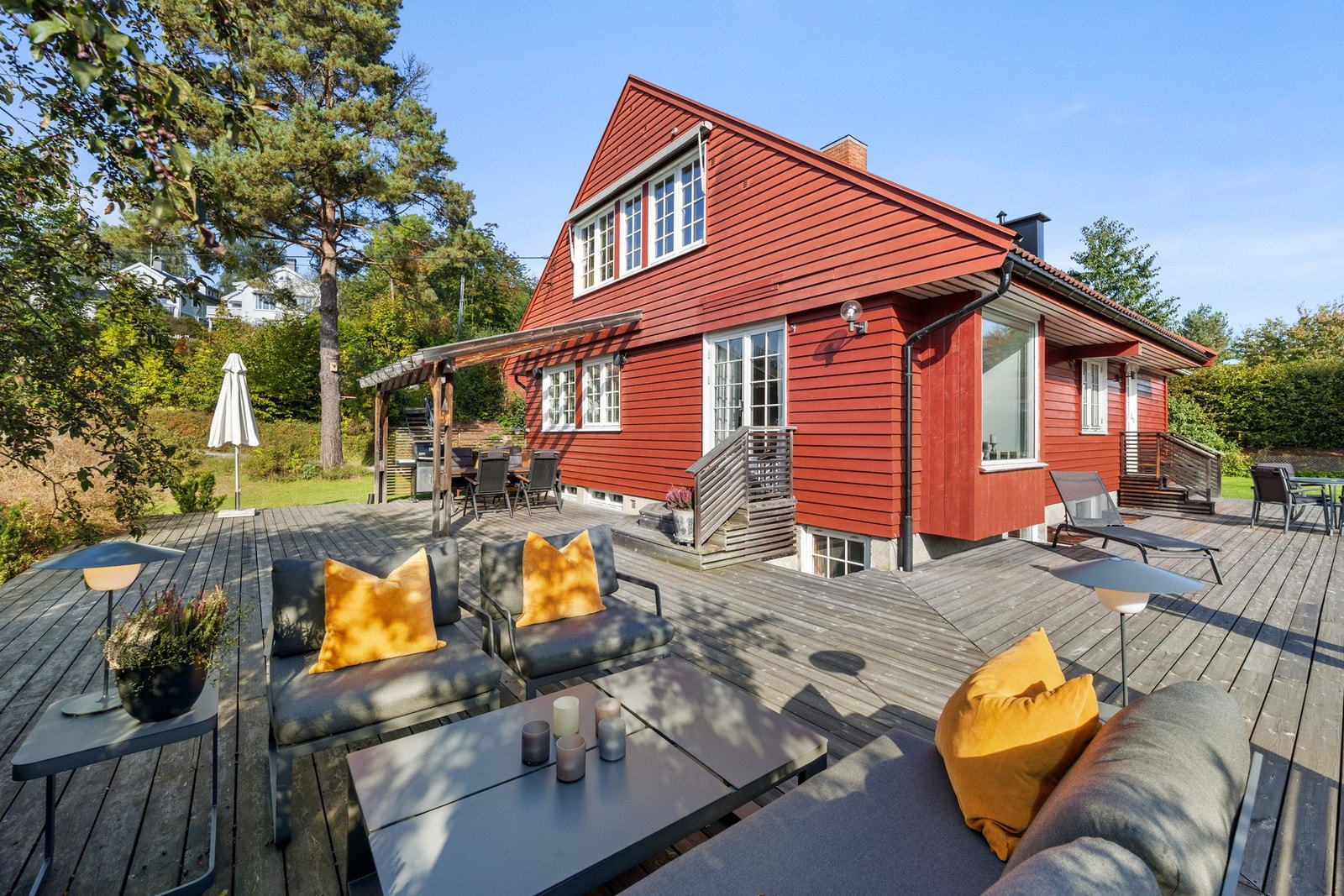 Boligen byr på flere innbydende uteplasser. Galleribilde