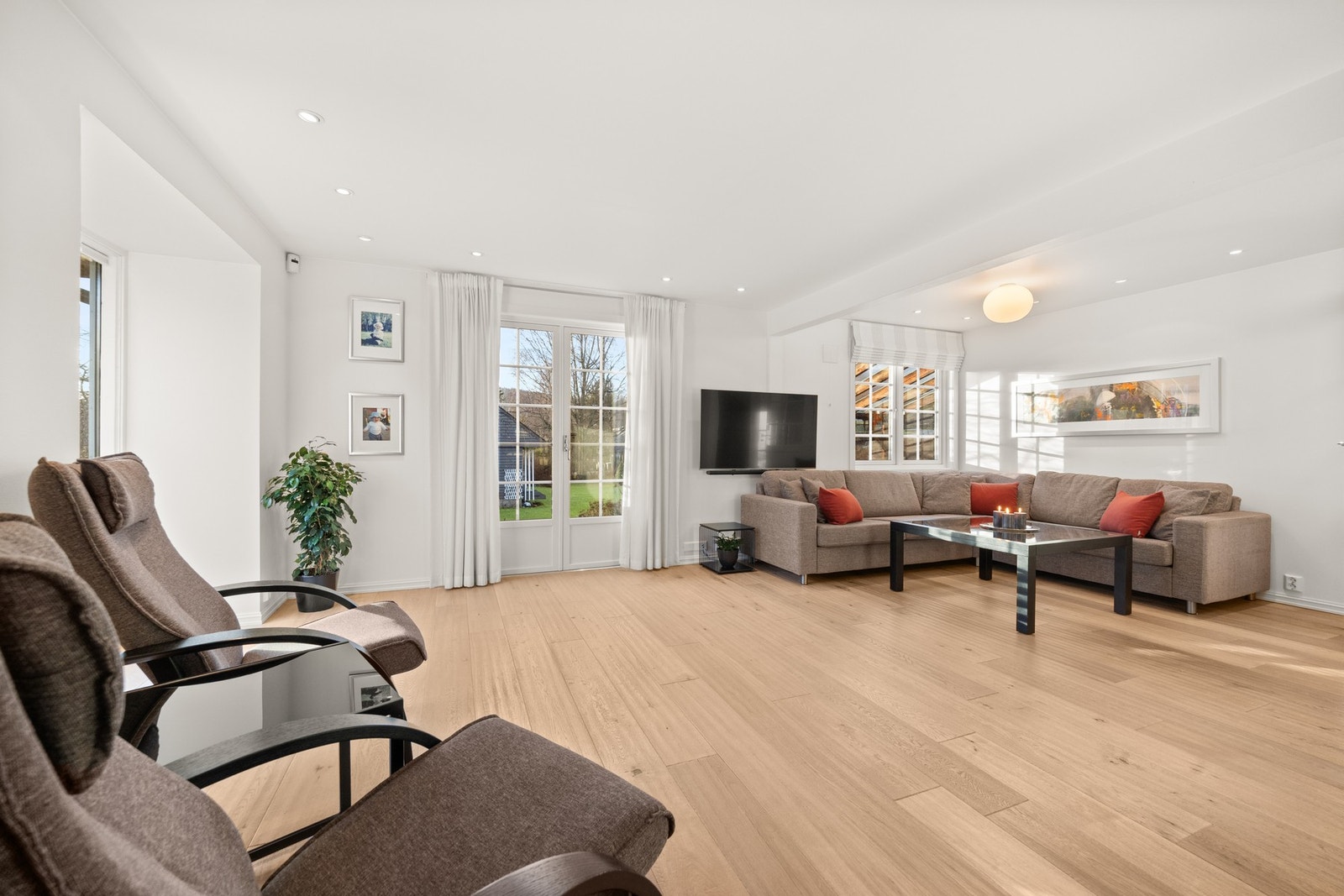 Her er det bl.a. god plass til sofa, tv-benk eller annen ønsket innredning. Galleribilde