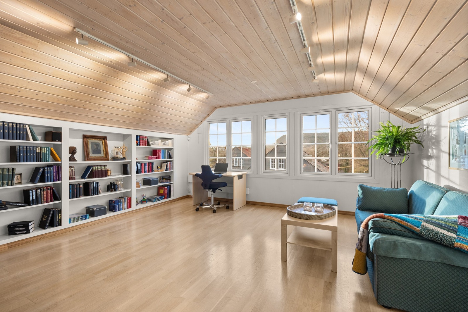 Stor og praktisk loftsstue med god plass til både sofagruppe og TV-løsning, perfekt som et ekstra oppholdsrom for hele familien. Galleribilde