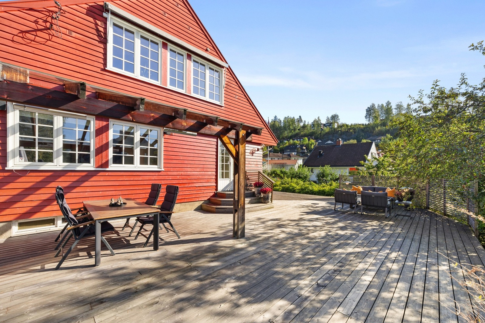 Perfekt terrasse for både småbarnsfamilier og sosiale sammenkomster. Galleribilde