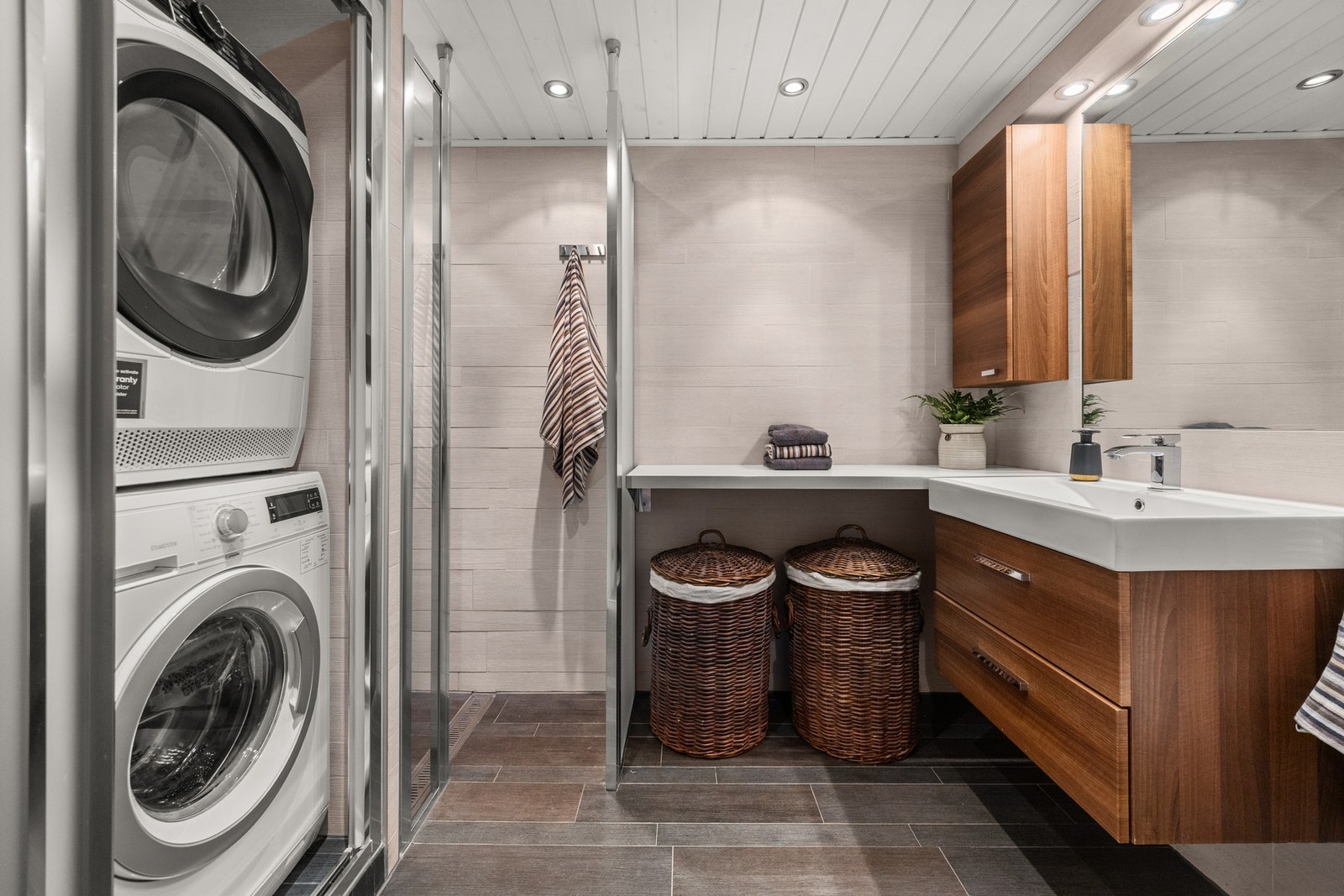 Badet er videre utstyrt med dusjhjørne samt opplegg for vaskemaskin og tørketrommel. Galleribilde