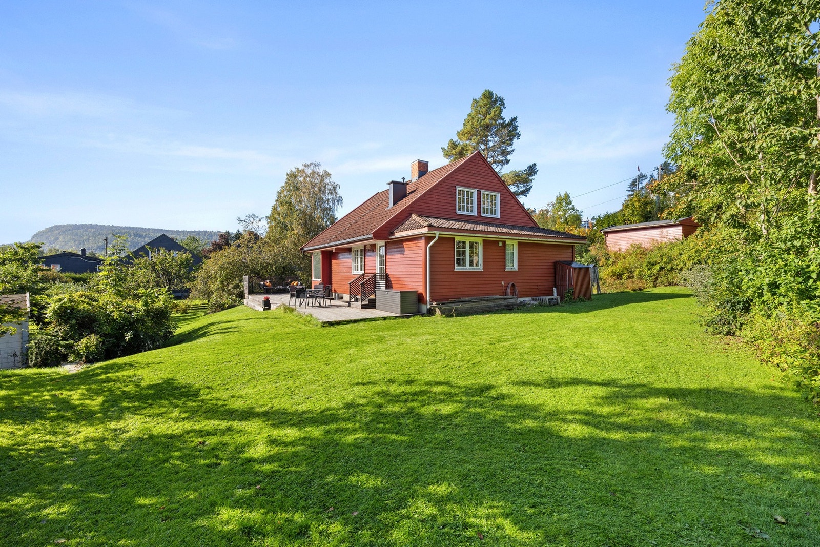 Denne lekre eneboligen ligger tilbaketrukket på en solrik tomt i et populært og etablert boligområde. Galleribilde
