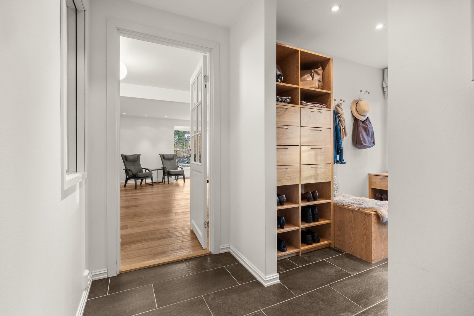 Boligen har en praktisk entré med god plass til å henge av seg yttertøyet. Galleribilde