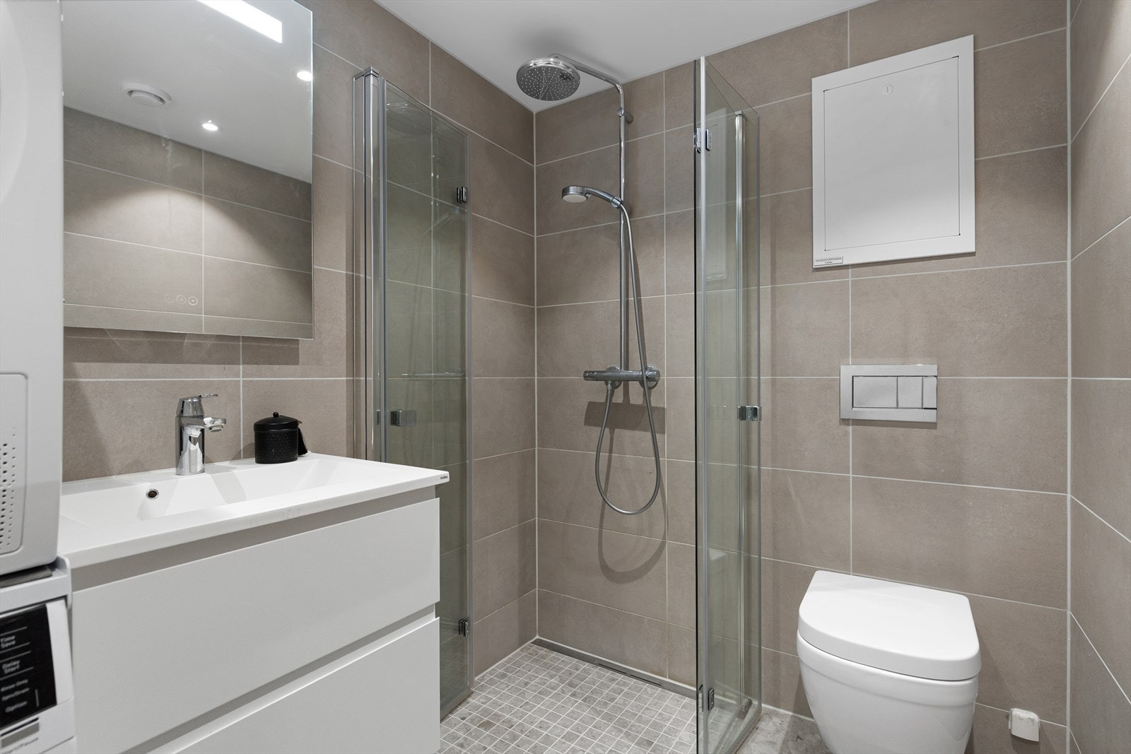 Leiligheten har et flott baderom fra 2024 med delikate fliser og moderne innredning. Galleribilde