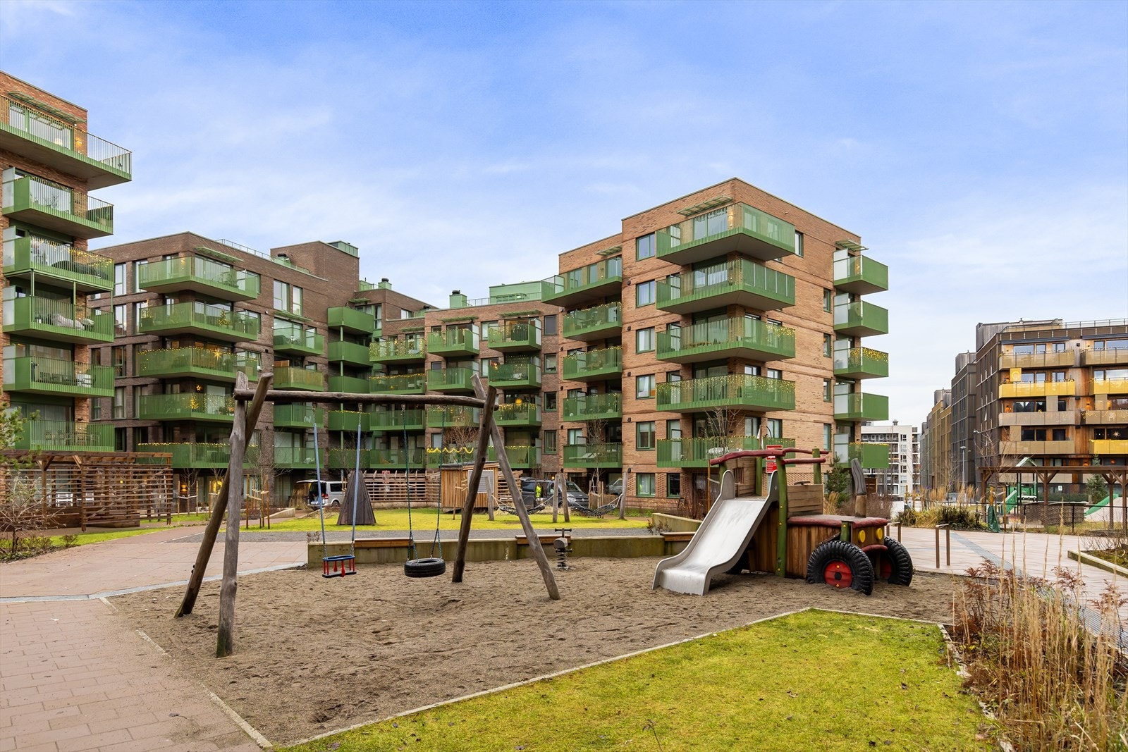 Borettslaget har en flott opparbeidet bakgård med sittegrupper og lekeplass for beboerene. Galleribilde