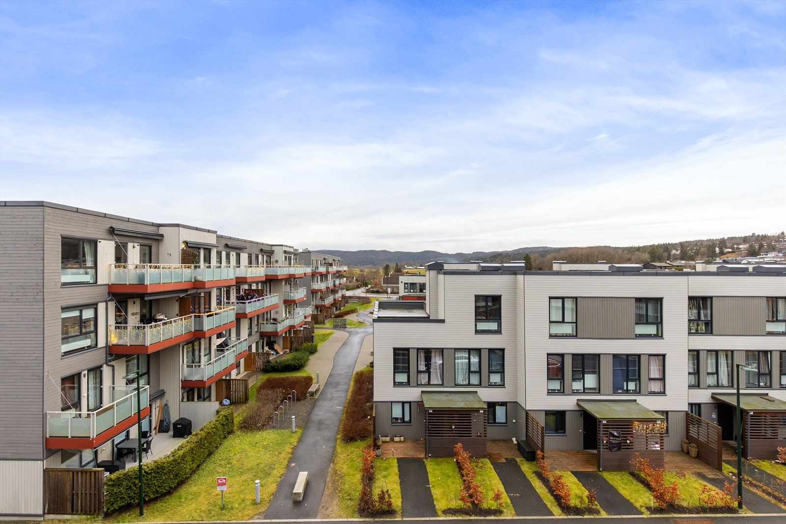 Fra balkongen er det flott utsikt mot uteareal og marka i det fjerne. Galleribilde