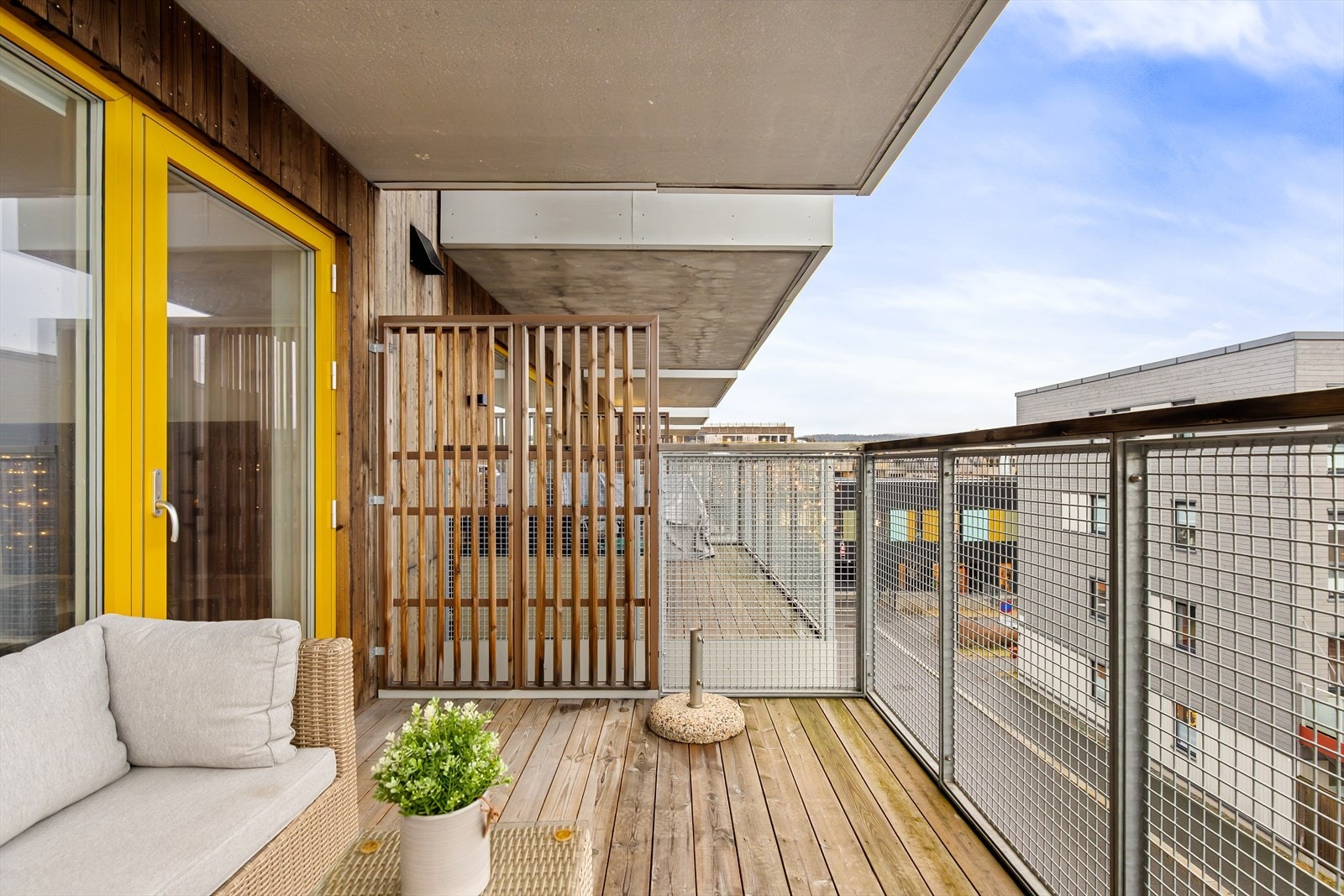 Fra stuen er det utgang til en flott solrik balkong som fungerer et ekstra bruksrom på sommerstid. Galleribilde