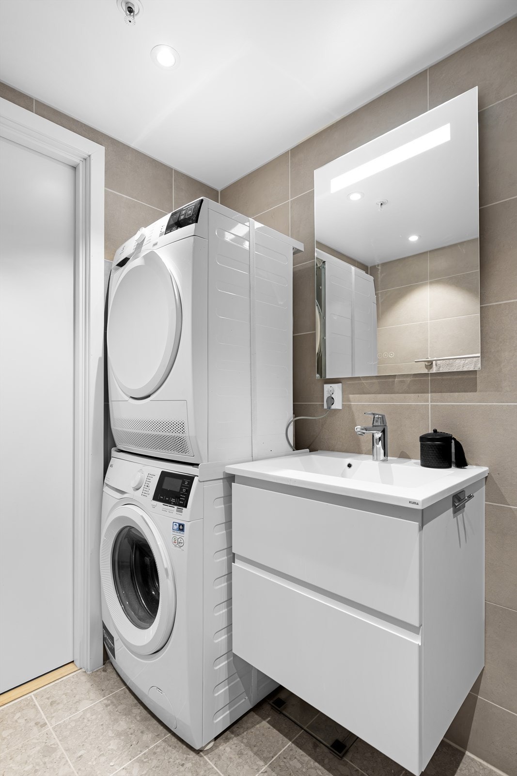 Det er opplegg for vaskemaskin og tørketrommel med god plass til begge. Galleribilde