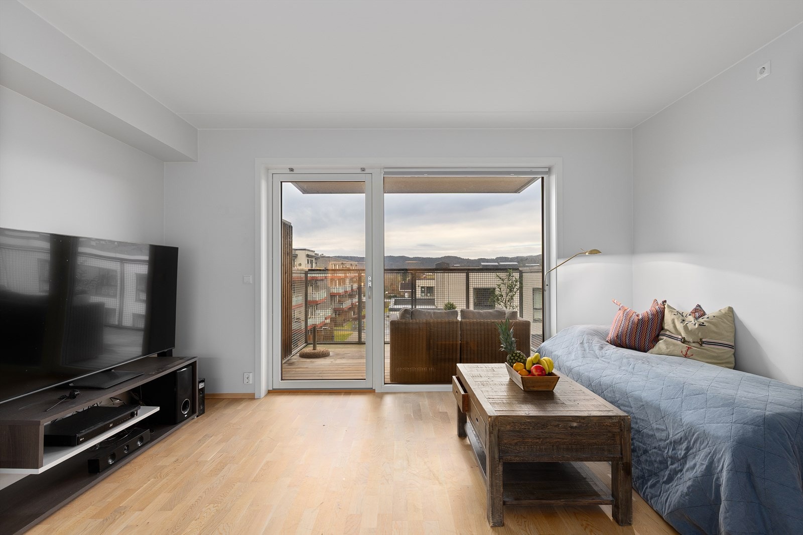 Stuen har godt lysinnslipp fra store vinduer, men allikevel skjermet for innsyn. Galleribilde