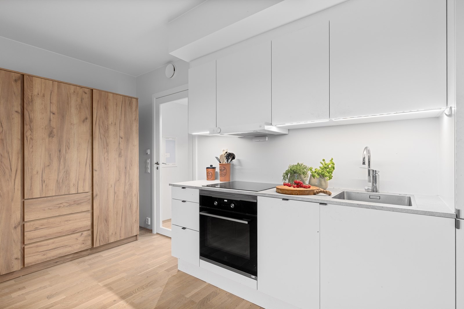 Det er integrerte hvitevarer (Platetopp, stekeovn, oppvaskemaskin og kjøl/frys). Galleribilde