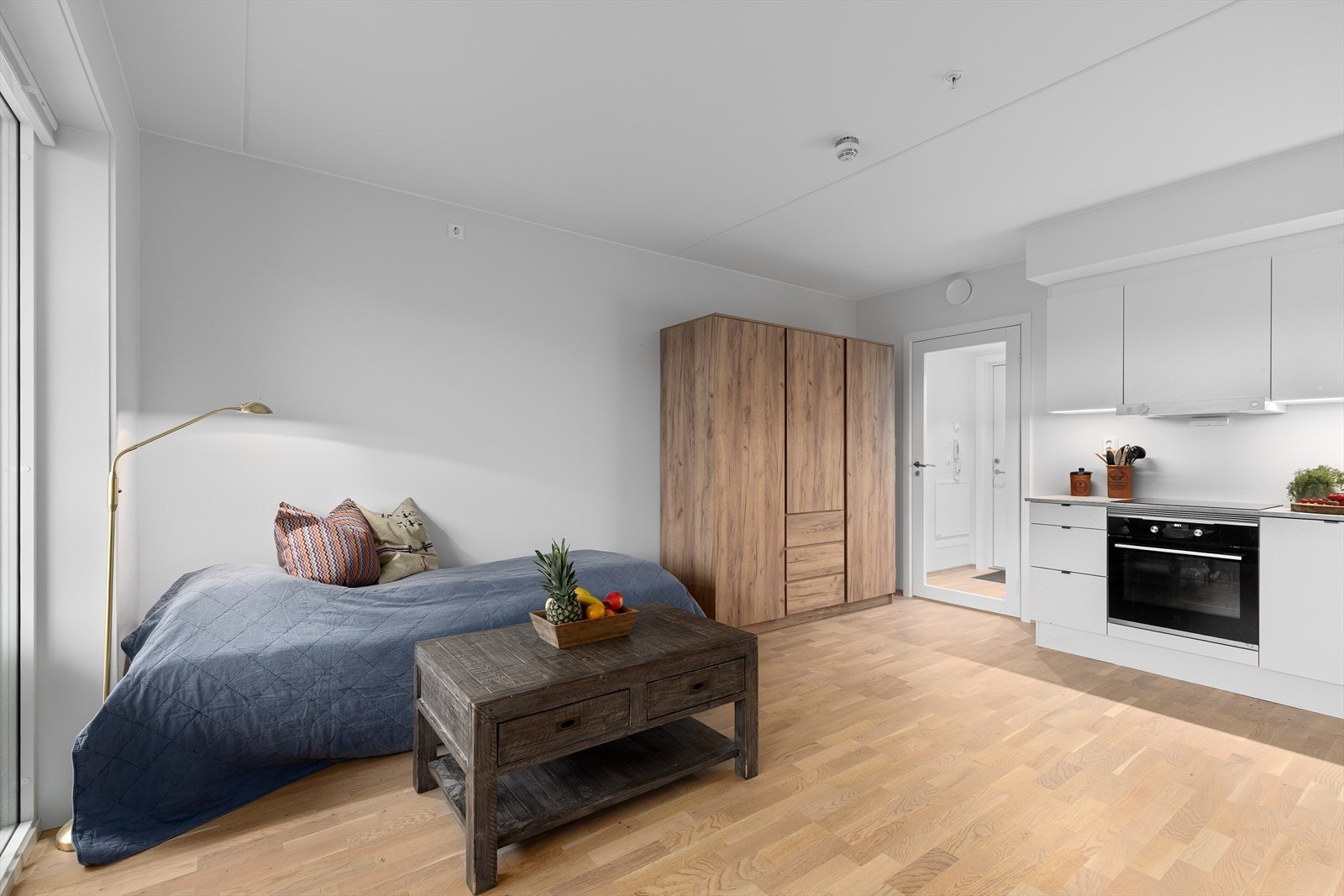 Det er glatte malte flater på vegger, malt himling og eikparkett på gulv. Galleribilde