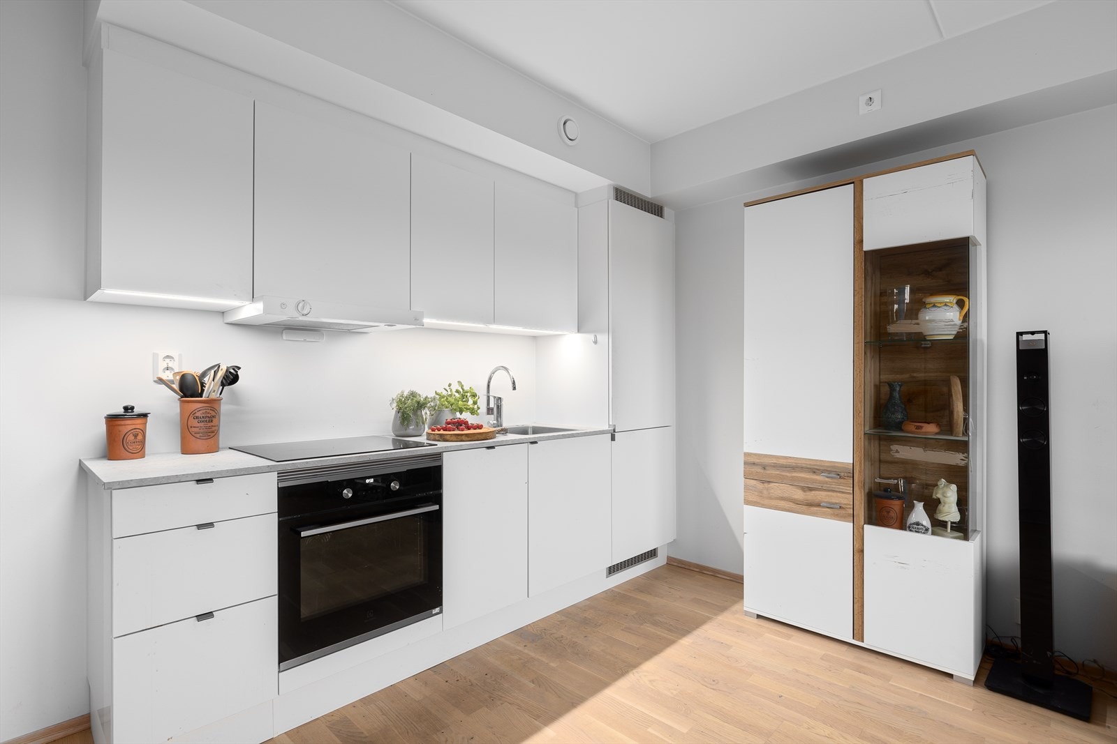 Kjøkkenet er lyst og delikat med innredning fra HTH. Galleribilde