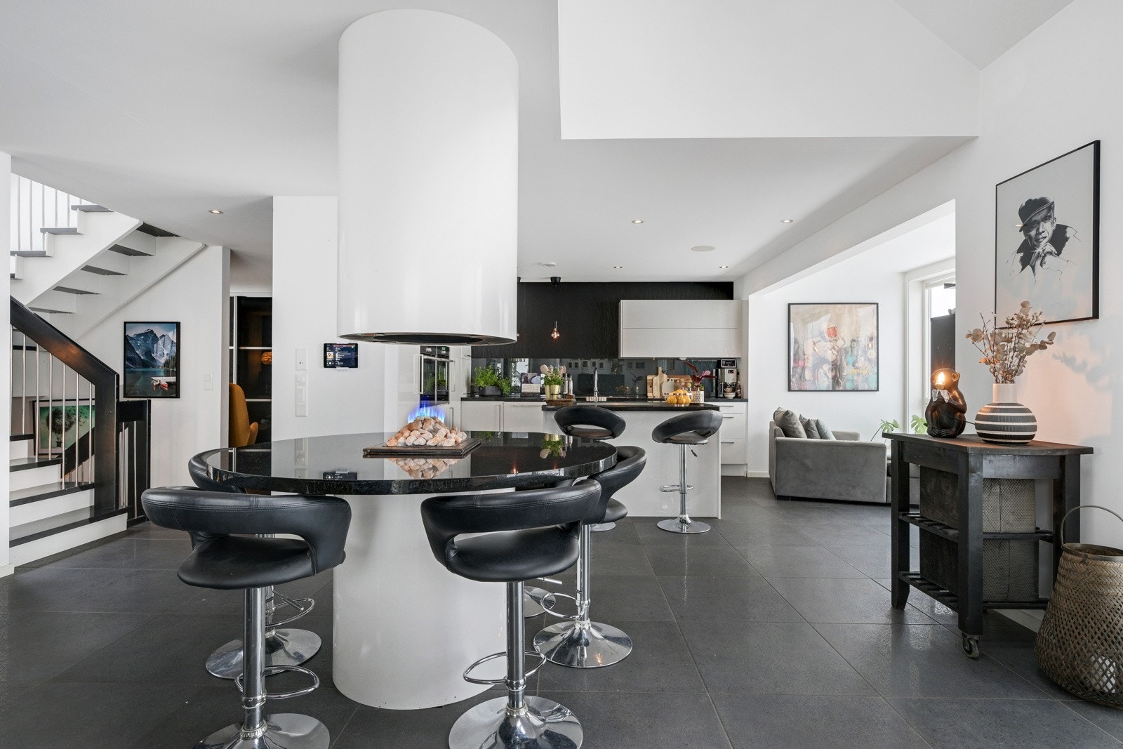 Åpen løsning mellom stuen og kjøkkenet Galleribilde