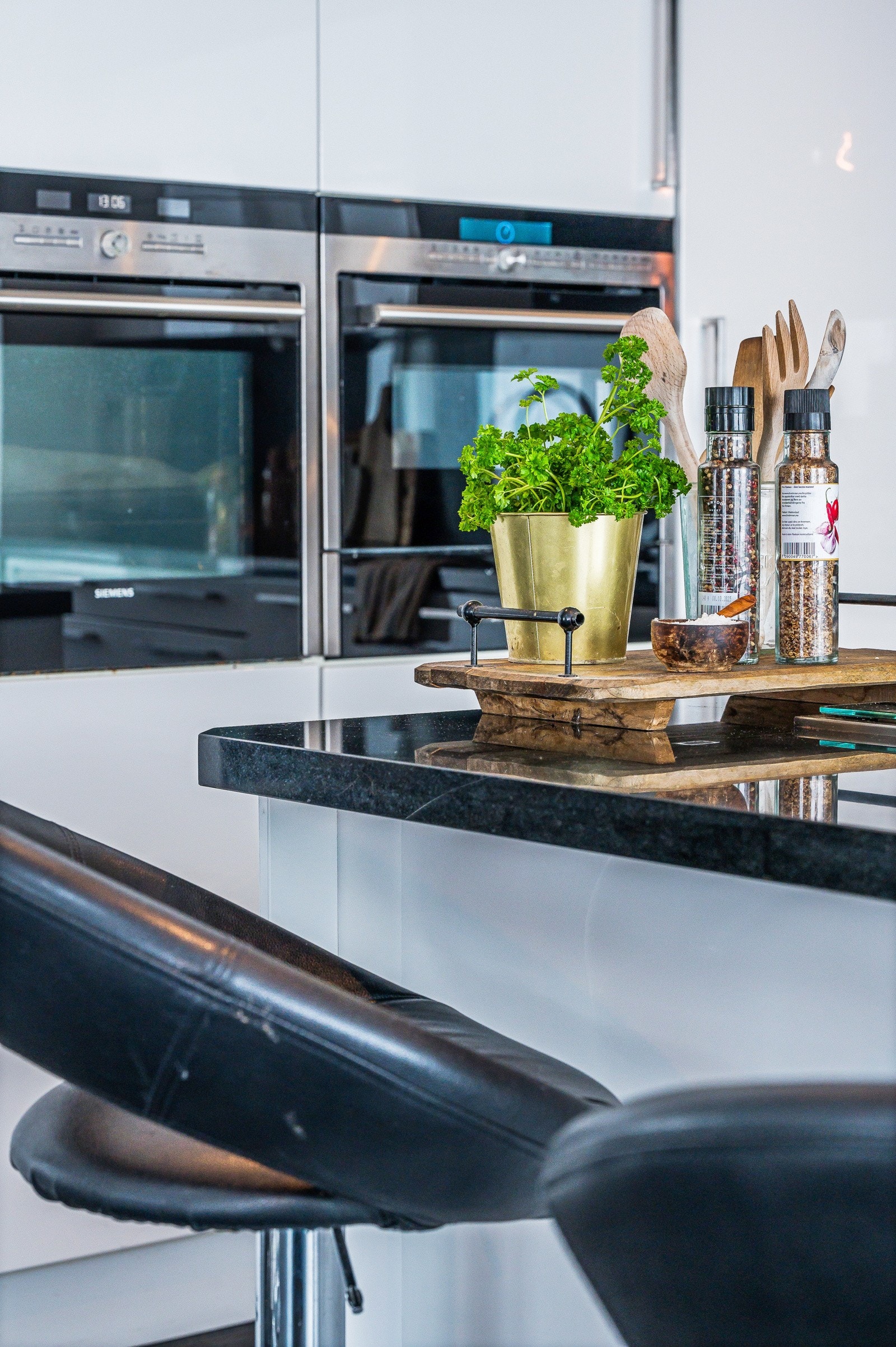 Deilig barløsning på kjøkkenøyen, så man kan holde kokken med selskap Galleribilde