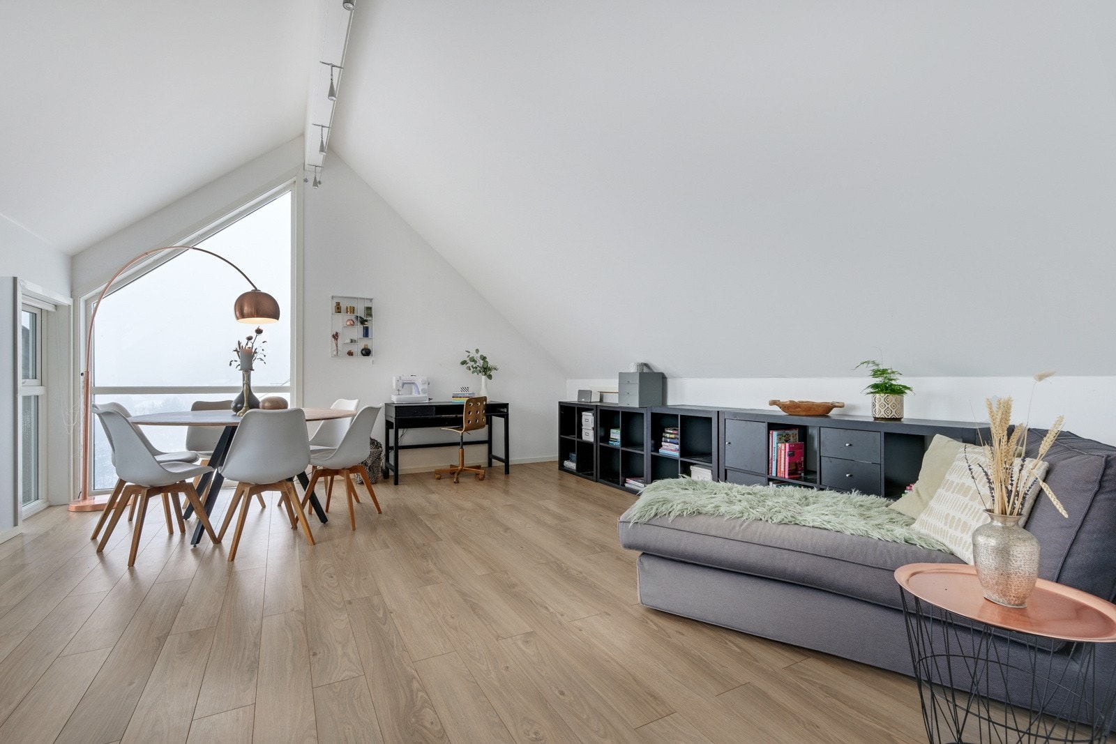 Loftstuen har skråtak, Velux takvinduer og galleri mot stuen Galleribilde