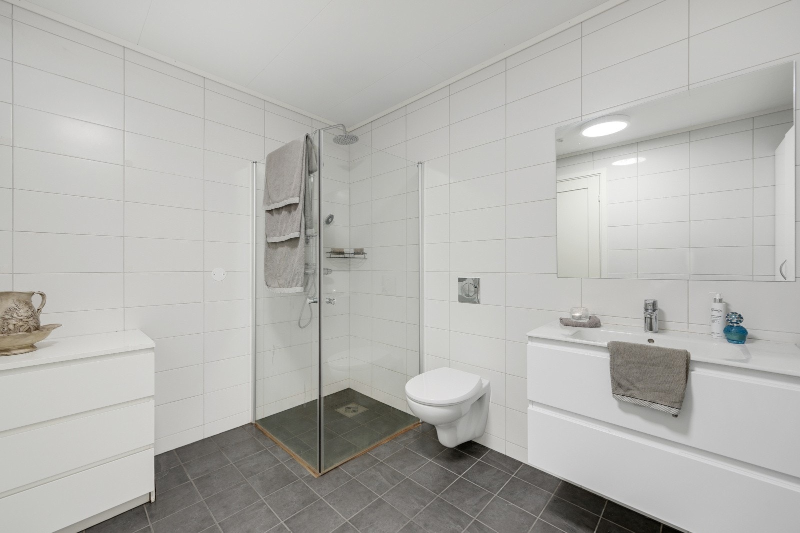 Til slutt i hybelen har vi det svært romslige badet Galleribilde