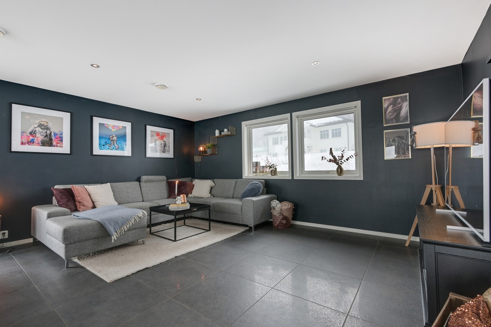 Stuen har gode møbleringsmuligheter med god plass til både langbord og stor salong Galleribilde