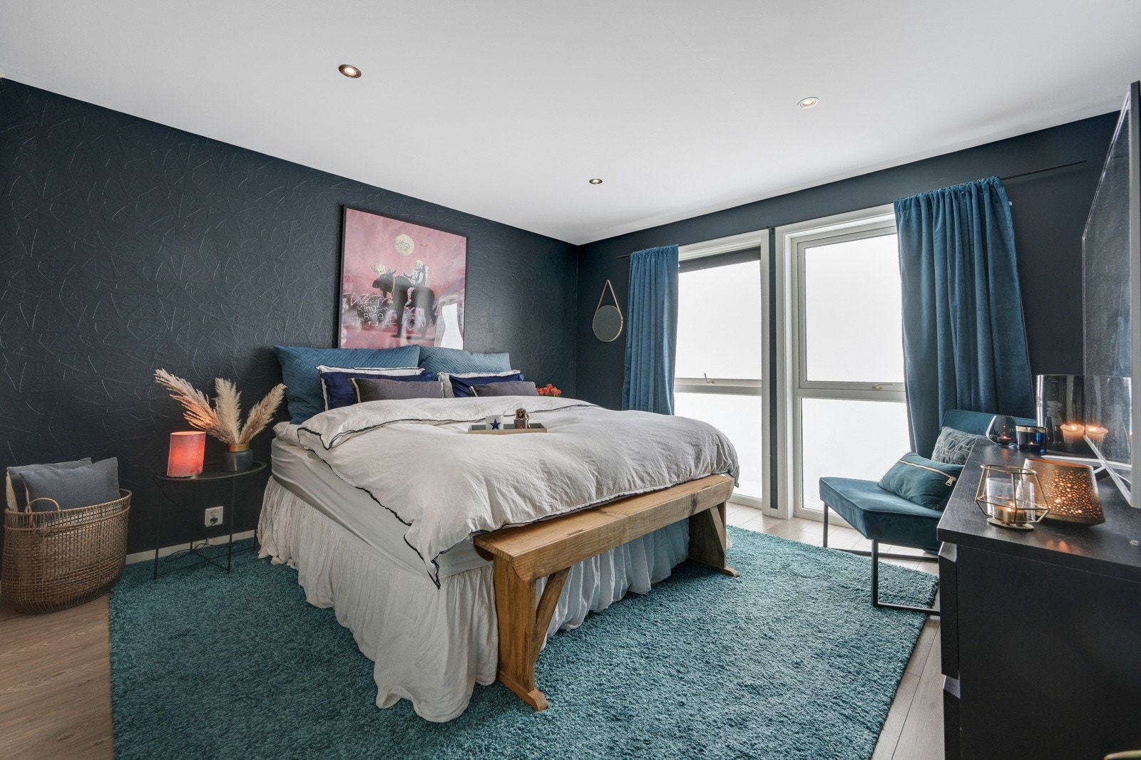 Det største av totalt 6 soverom ligger i hovedetasjen Galleribilde