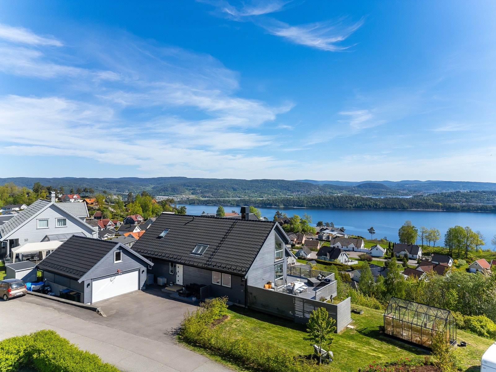 Dobbelgarasje og godt med parkeringsplass i egen gårdsplass Galleribilde