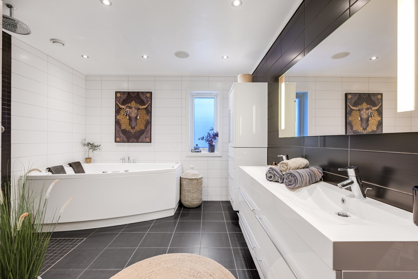 Bad i første etasje tilhører hovedsoverommet og fremstår nærmest som en velværeavdeling. Galleribilde