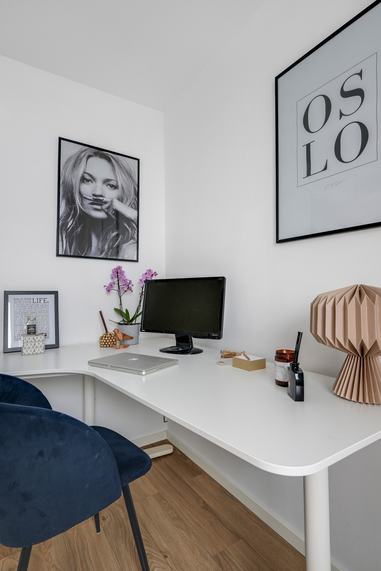 Rett utenfor soverommet er det eget rom for kontor, evt gjester Galleribilde