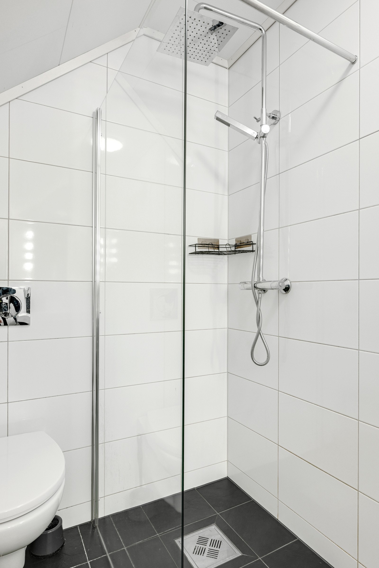 Det er heldekkende servant på skuffemøblement, vegghengt toalett og dusjhjørne Galleribilde