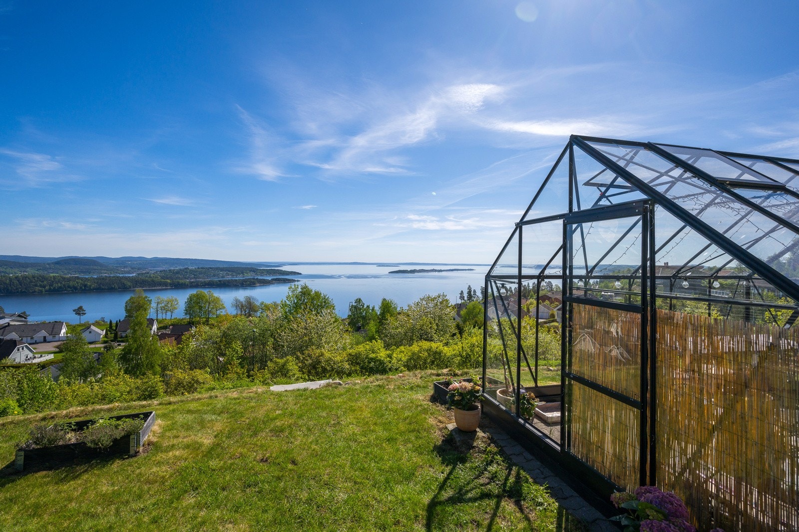 I hagen er det drivhus - kjekt om man vil dyrke "kortreiste" grønnsaker Galleribilde