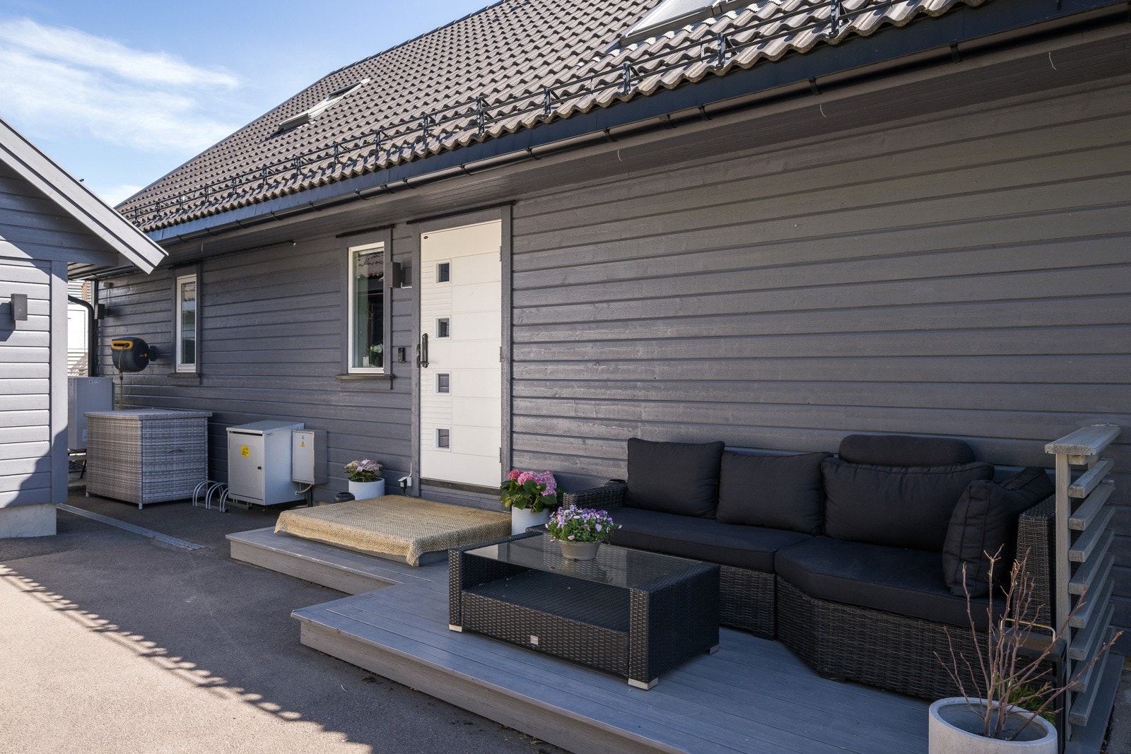 Hyggelig terrasse også på fremsiden av huset Galleribilde