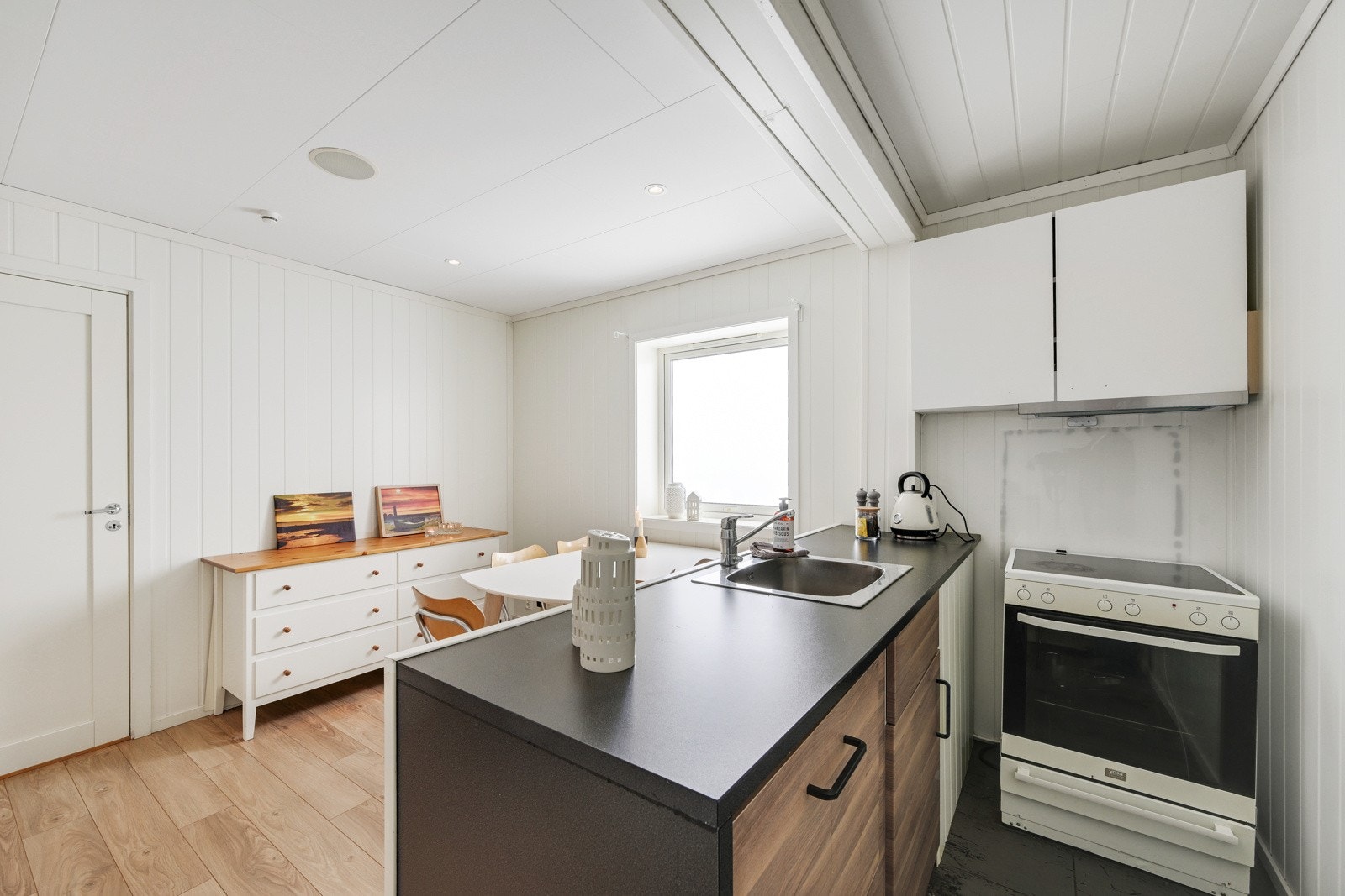 Pent kjøkken med plass for spisebord Galleribilde