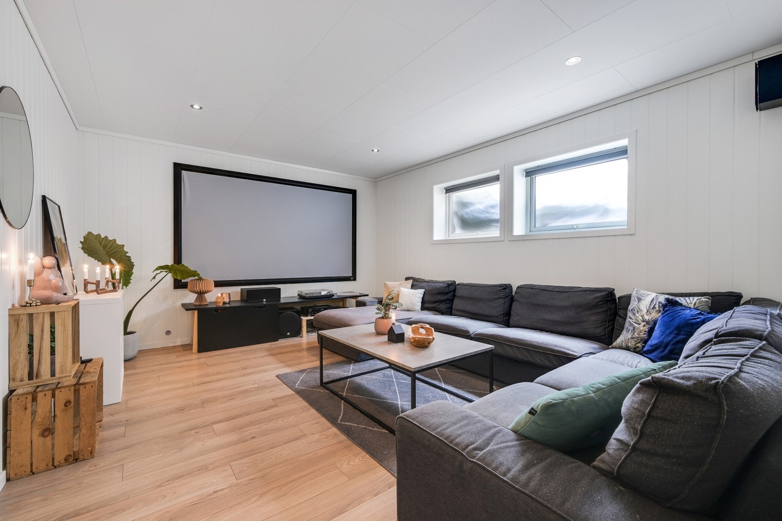 Da har vi tatt turen ned til kjelleretasjen. Deilig med stue også her (ikke søkt bruksendret) Galleribilde