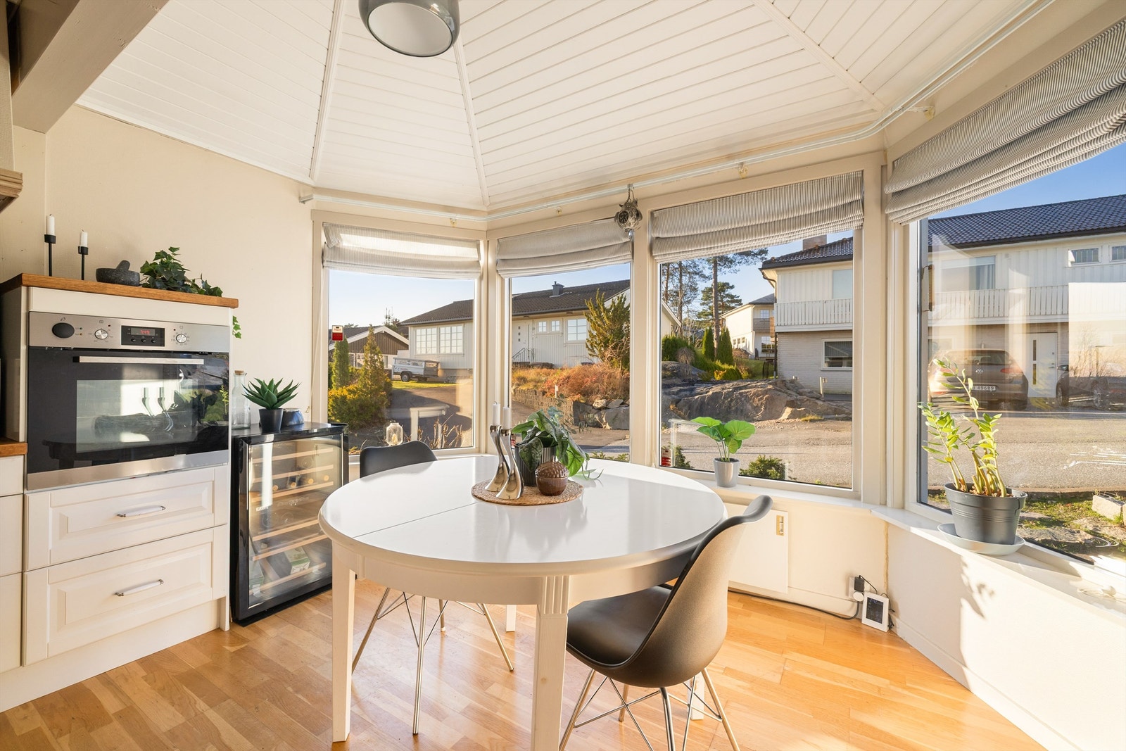 Karnapp til kjøkkenet ble oppført i 1990, med store vinduer som gjør rommet både luftig og lyst. Galleribilde