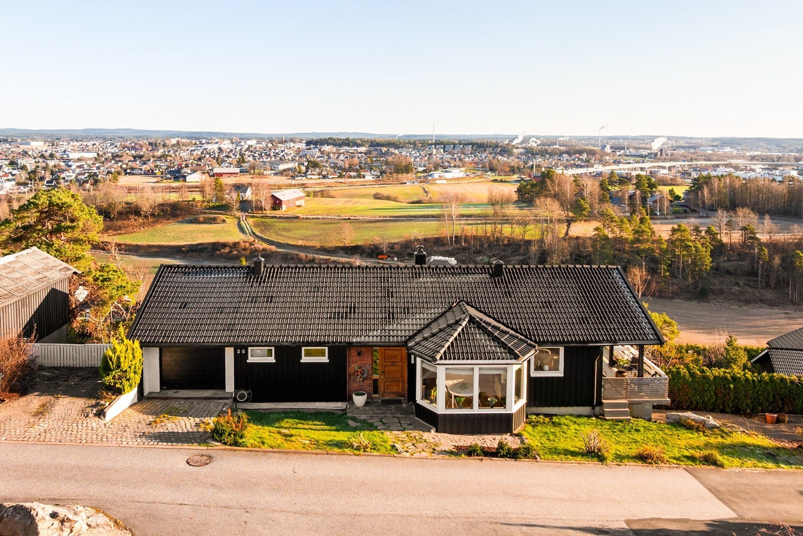 Takfornying med taksteinsolje ble utført i 2024. Yttertaket ble lagt om samtidig med ombygging i 1990. Galleribilde