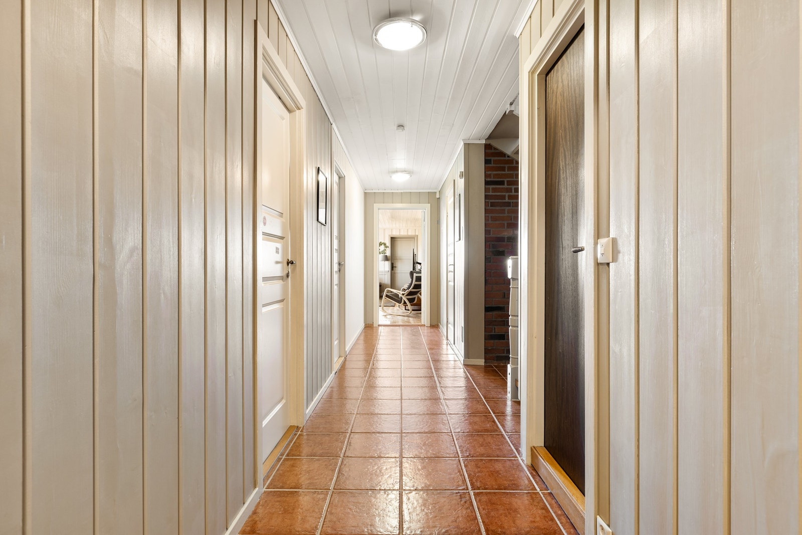 Underetasjens bad og soverom er samlet rundt gangen, som i etasjen over. Gangen kan lukkes av mot stuen. Galleribilde