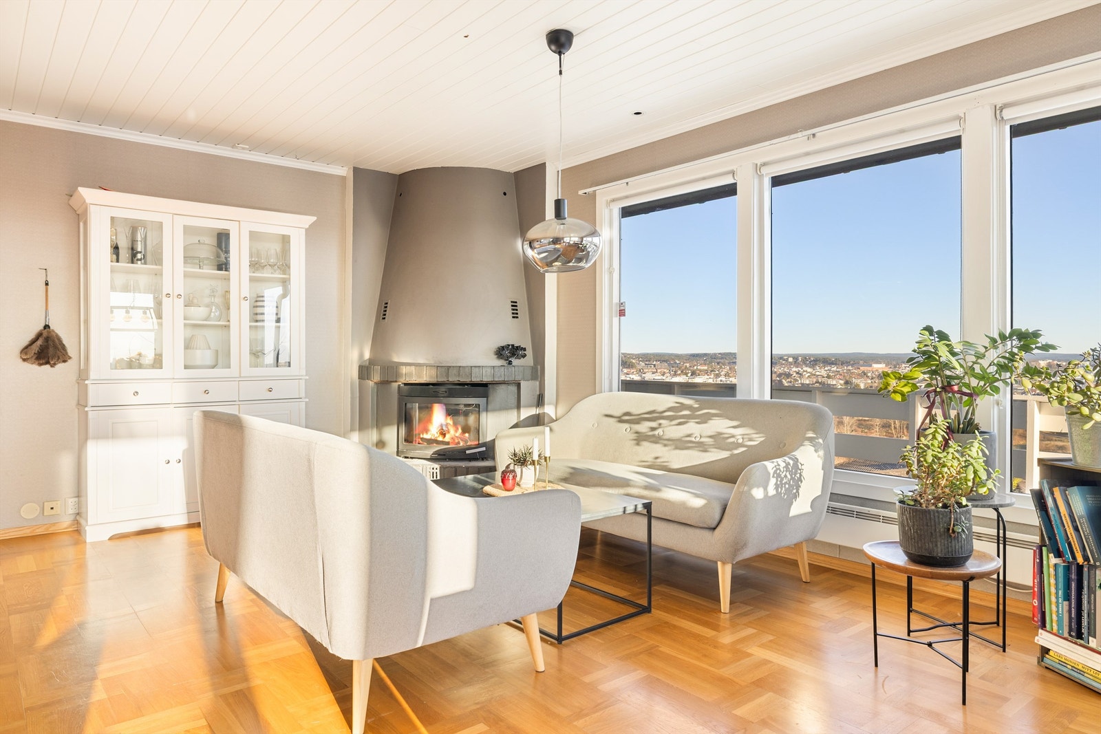 I 2022 ble rentbrennende vedovner installert i begge etasjer, denne er fra Jøtul. Ny elementpipe ble oppført i 2015. Galleribilde