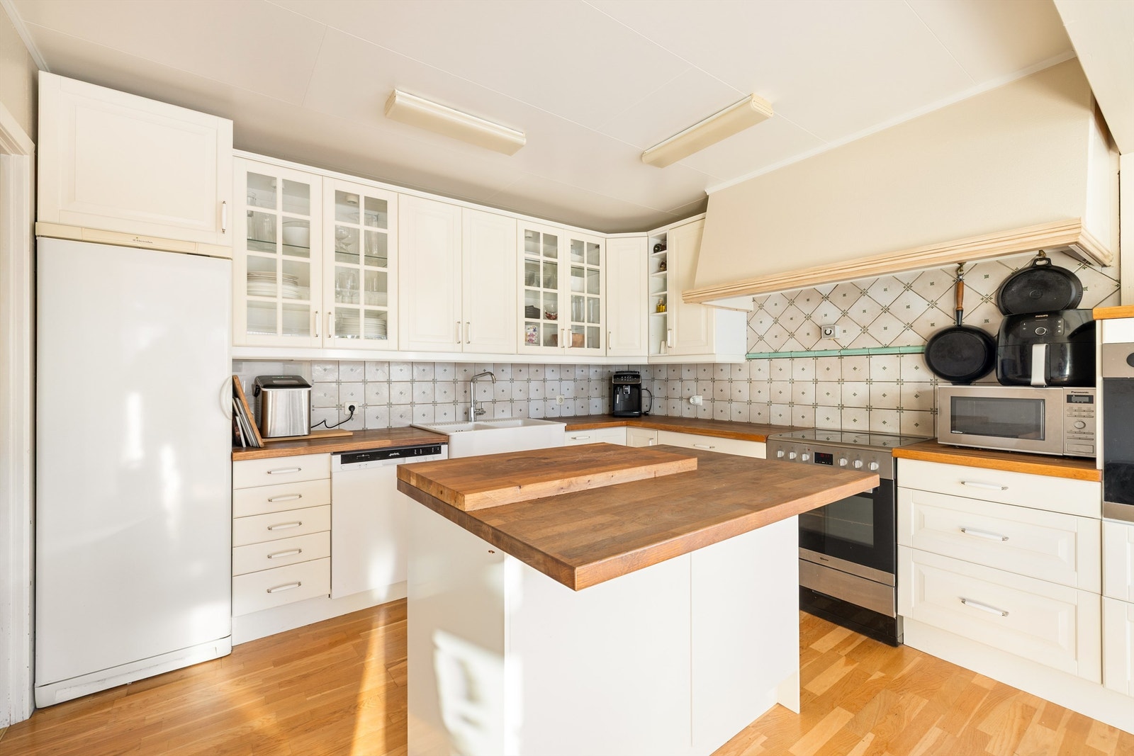 Kjøkkeninnredningen er fra IKEA og 2014. Legg merke til den meget brede hette-ventilatoren, beregnet for bruk med gassbluss. Galleribilde