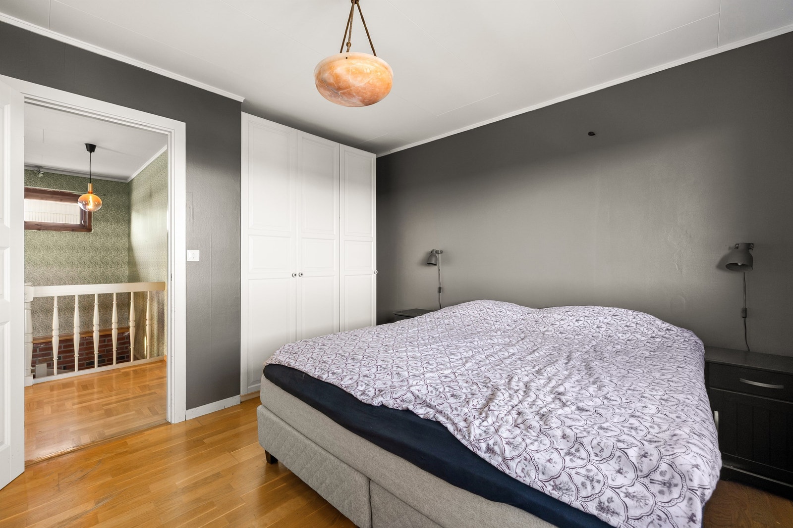 I hovedsoverommet er det garderobeskap på to sider av sengen. Galleribilde