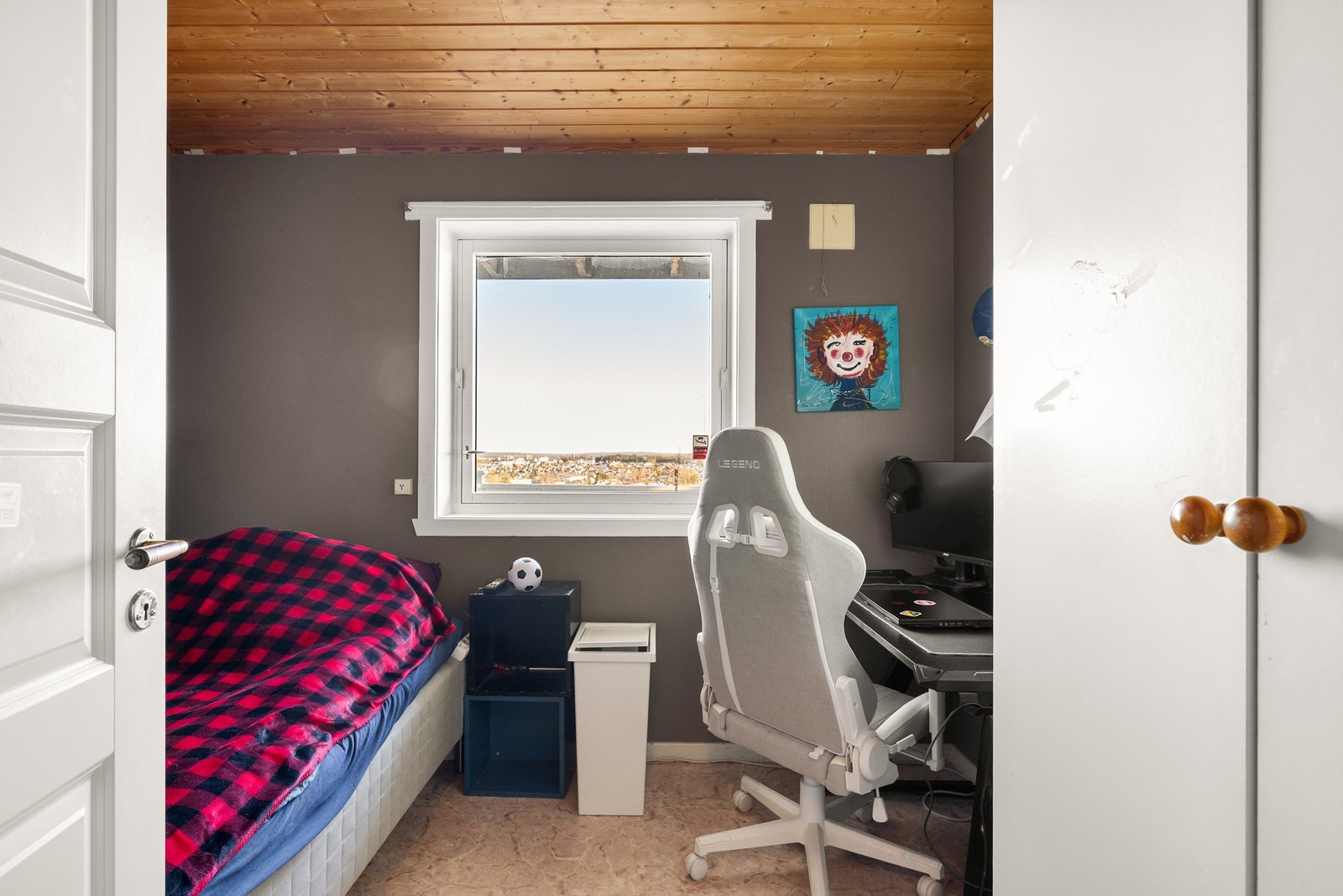 I soverommene får barna god plass til lek og opphold i helt egne omgivelser. Dette er på over 8 kvm. Galleribilde