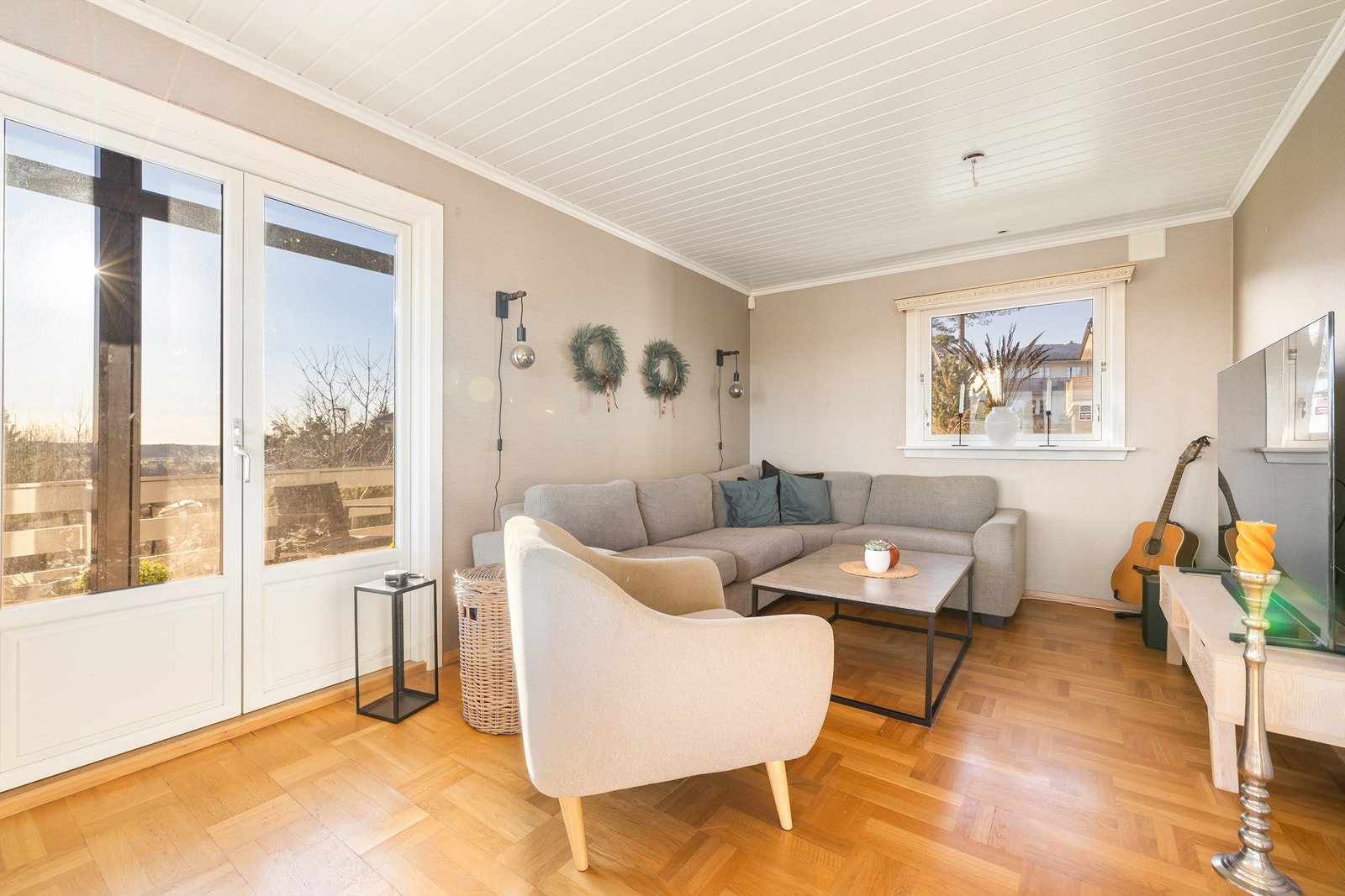 De fleste gulv i første etasje er utført med parkett, stuens i dekorativt hollandsk mønster. Galleribilde