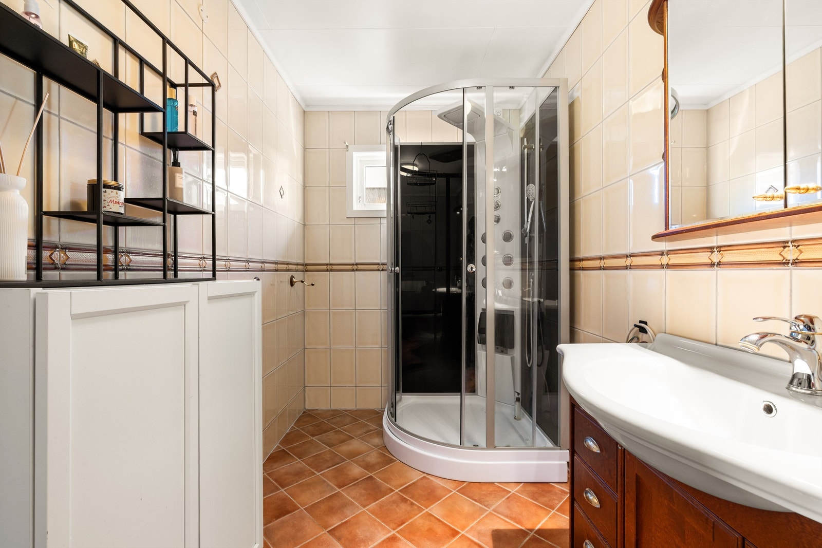 Badet i første etasje ble renovert i 2014. TG 3 er gitt forhold knyttet til sluk og membran/tettesjikt. Dusjkabinett fra 2023 begrenser imidlertid vann på gulv og vegger. Galleribilde