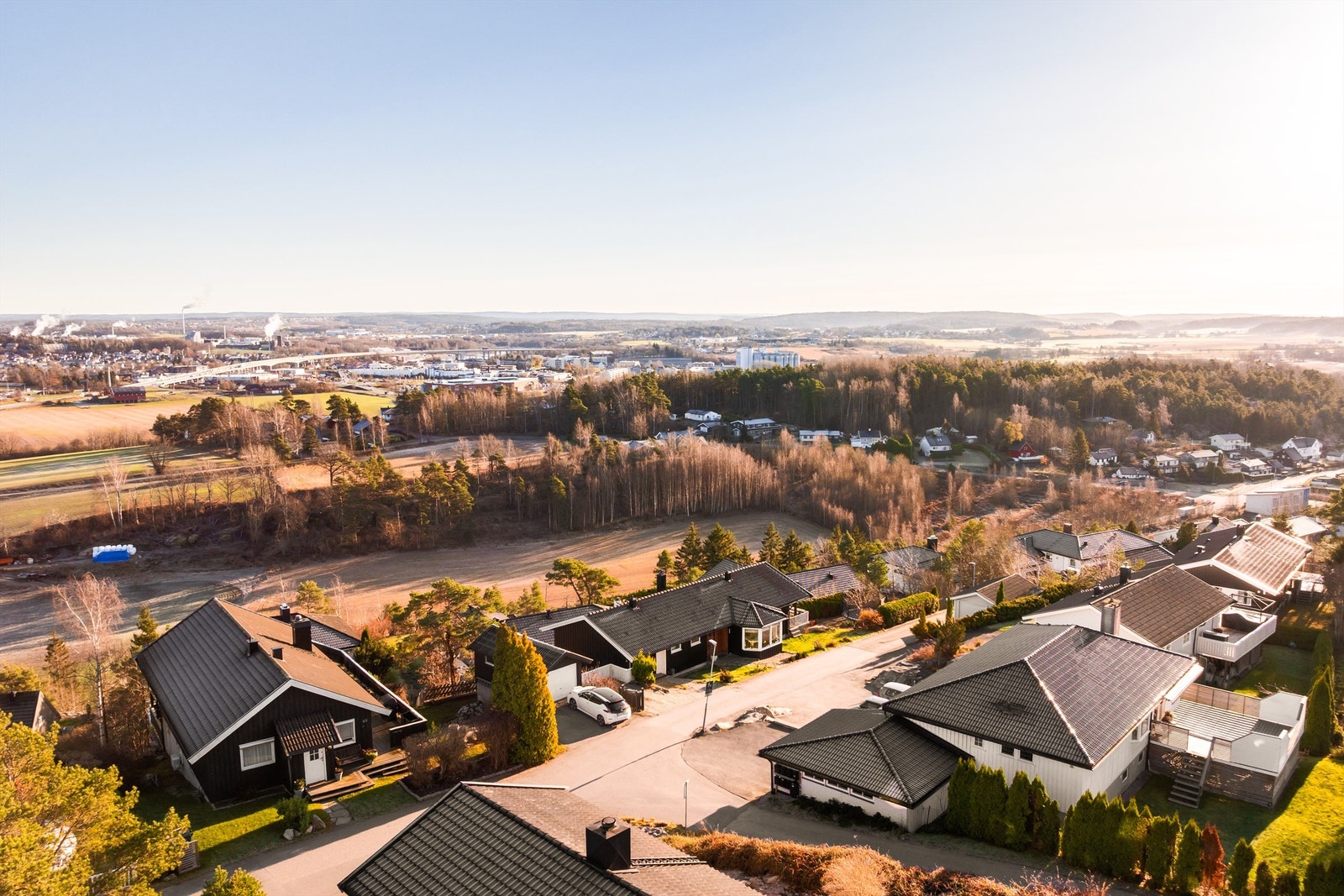 I denne delen av Blålyngveien er kun kjøring til eiendommene tillatt. Gaten har av den grunn et svært fredelig og barnevennlig miljø. Galleribilde