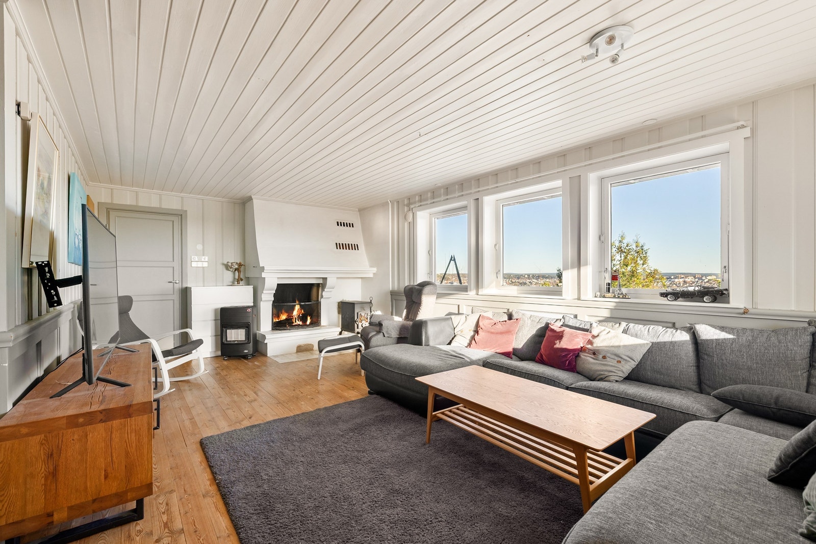 I underetasjen er det varmekabler i alle rom. Stuen har i tillegg både gruepeis og en rentbrennende vedovn fra Dovre, installert i 2022. Galleribilde