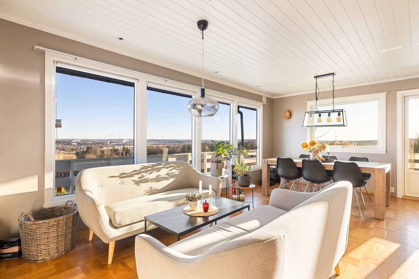 I stuen sees imponerende utsikt mot både syd og øst. Solen titter inn så snart den står opp over horisonten, året gjennom. Galleribilde